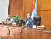 محافظ أسيوط يعقد اجتماعاً لمناقشة ملفى التصالح والتقنين بحضور رؤساء المراكز