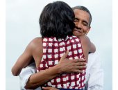 مصور البيت الأبيض السابق يستعيد ذكرياته بصورة عناق أوباما وميشيل