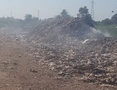 سيبها علينا.. أهالى عزبة أبو خليل بالشرقية يشكون من حرق القمامة بالشوارع