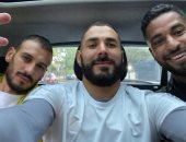أحدث ظهور لـ كريم بنزيما مع أصدقائه بعد الخروج من دورى أبطال أوروبا.. صورة