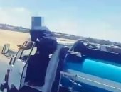 القبض على سائق متهور خرج جسده من الشاحنة أثناء سيره بالأردن.. فيديو
