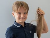 طفل يخضع لقص شعره لأول مرة منذ 9 سنوات.. ويتبرع به للأطفال مرضى السرطان