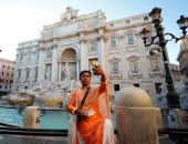 شرطة مراقبة الكمامات.. إيطاليا تلزم الجميع بالكمامة وسيلفى كورونا واكل الجو