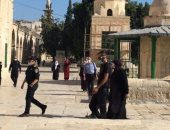 قوات الاحتلال تعتقل رئيسة الحارسات من داخل المسجد الأقصى.. فيديو