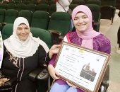 بالصور.. قصة كفاح لذوى الاحتياجات الخاصة تكتب بماء الذهب.. "يارا نبيل" الأولى على كلية تجارة جامعة الزقازيق بتقدير امتياز على مدار 4 سنوات.. وتؤكد: ماخدتش دروس وماسبتش ولا محاضرة.. وأمى صاحبة الفضل الأكبر