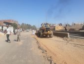 بدء أعمال تطوير مزلقان الخوى شمال أسوان بتخفيض منسوب الطريق.. صور