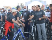 رئيس الوزراء يشارك الشباب سباق الدراجات بالعلمين الجديدة ويلعب كرة القدم والطائرة