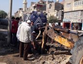 كسر خط مياه 300 ملم بالزاوية الحمراء والمحافظة تدفع بفرق الإصلاح.. صور