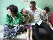 أب بقلب 100 أم.. تركته زوجته بعد إنجاب 4 أطفال ذوى احتياجات فوهبهم حياته