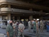جنود فرنسيون يشاركون في تنظيف محطة حافلات تضررت من انفجار بيروت.. فيديو
