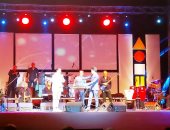 مدحت صالح يقدم موهبة جديدة وتشاركه أغنية "السهرة تحلى".. صور