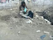 قارئ يناشد إنقاذ رجل بلا مأوى يعيش أمام مركز شباب المنيب أسفل الدائرى