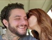 أحمد الفيشاوى يتبادل القبلات مع زوجته داخل "طفطف".. صور