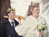 صور غريبة لحفلات الزفاف الروسى.. أبرزها عروس داخل جيب البدلة وعريس جنى مصباح
