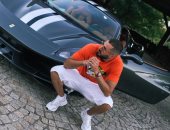 كريم بنزيما يستعرض سيارته الفارهة فى أحدث ظهور له استعدادا لعودة الليجا