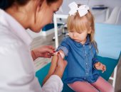 ماذا يحدث لصحة طفلك عند تأخر تناول التطعيمات الأساسية؟ 
