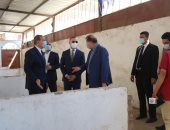 صور .. محافظ كفر الشيخ يتفقد منطقة غرب ويوجه بنقل الباعة الجائلين للهناجر المعدة لهم 