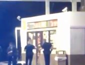 فيديو.. الشرطة الأمريكية تقتل بالرصاص رجلا أسمر البشرة خلال محاولة احتجازه