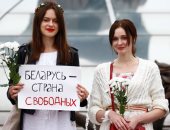 أناقة وابتسامات وورود.. جميلات روسيا البيضاء يتظاهرن رفضا لنتيجة الانتخابات.. ألبوم صور