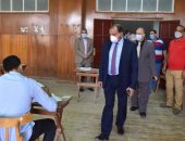 رئيس جامعة بني سويف يتفقد امتحانات الدراسات العليا بكلية الحقوق.. صور