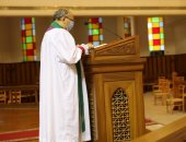 رئيس "الأسقفية" يصلى أول قداس أحد بعد فتح الكنائس للرعايا الأجانب