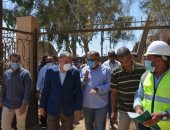 محافظ المنيا يوجه بوضع حلول جذرية لطفح المياه الارتوازية وسحبها من مدرسة