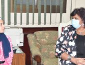 وزيرة الثقافة تلتقى "هبة" بائعة التين وتؤكد: نموذج مشرف للفتاة المصرية