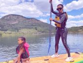 كيم كارديشيان وزوجها وأطفالهما فى رحلة لاستكشاف الطبيعة بالتجديف.. صور