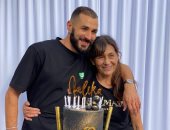 كريم بنزيما يحتفل بعيد ميلاد والدته الـ 63 بكعكة دورين ورسالة رومانسية.. صورة