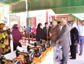 محافظ أسيوط يوزع 17 ماكينة خياطة ضمن مشروعات توليد الدخل للمرأة المعيلة