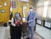 تكريم ابنة الطبيبة إيمان إبراهيم شهيدة كورونا بمحافظة بنى سويف