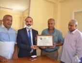 صور.. وكيل "تضامن الأقصر" يكرم المتميزين بإدارة إسنا
