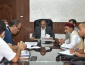 سكرتير عام مطروح يعقد اجتماعا للبدء فى أعمال تطوير مزلقان الضبعة