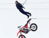 صور جديدة لـ توم كروز يقفز من دارجة نارية فى الهواء على ارتفاع 500 قدم
