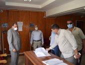 رئيس جامعة بنى سويف يتفقد توقيع العاملين للاطمئنان على انضباط العمل الإدارى