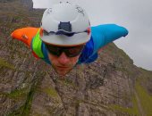 شخص يقفز من جبل على ارتفاع 4 آلاف قدم فى أسكتلندا باستخدام بدلة طيران فقط