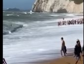 سلسلة بشرية تنقذ سباحا من الموت غرقا بأحد شواطئ بريطانيا.. فيديو وصور