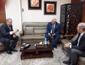 محافظ الوادى الجديد يناقش تطوير المناطق العشوائية بتكلفة 205 ملايين جنيه