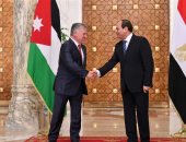 العاهل الأردني يودع الرئيس السيسي بعد اختتام أعمال القمة الثلاثية