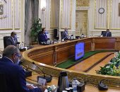 صور.. رئيس الوزراء يستعرض خطط تطوير المزلقانات والطرق الداخلية بالمحافظات 