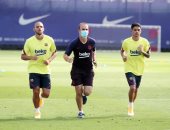 بدلاء برشلونة يشاركون فى تدريبات بدنية استعدادا للموسم الجديد.. صور 
