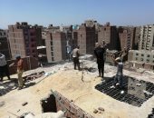 حي بولاق الدكرور يزيل 4 أدوار لتخفيف الأحمال من برج "13 دور" آيل للسقوط.. صور