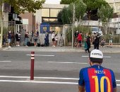 جماهير برشلونة تتجمهر أمام بوابات كامب نو بعد قرار ميسي..فيديو 