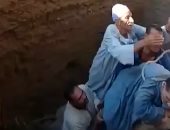 فيديو.. لحظة انتشال كفيف من حفرة اكتشاف معبد أثرى بقرية كوم أشقاو سوهاج