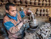 دكتور جامعى نهارا وعامل فخار ليلا.. هانى هلال ابن قرية جريس بالمنوفية: عانيت حتى حصلت على الدكتوراه فى التربية النوعية.. ويؤكد: أفتخر بعملى بمهنة والدى فى صناعة الفخار.. وأتمنى العمل بجامعة حكومية.. صور