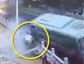 سائق صينى ينجو بأعجوبة بعد سقوطه من نافذة الحافلة.. فيديو وصور