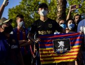جماهير برشلونة تقتحم "كامب نو" للمطالبة ببقاء ميسي ورحيل بارتوميو.. فيديو