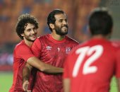 مروان محسن فى وصلة هزار مع لاعبى الأهلى قبل مواجهة الجونة.. صور