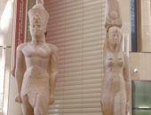 وضع تمثالين ملكيين على الدرج العظيم بالمتحف المصرى الكبير.. صور