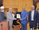 مجلس جامعة الأزهر يكرم القيادات السابقة بعد بلوغهم السن القانونى